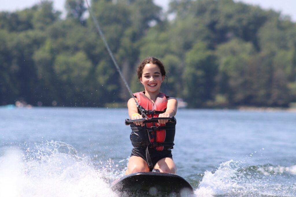 girl water skiing